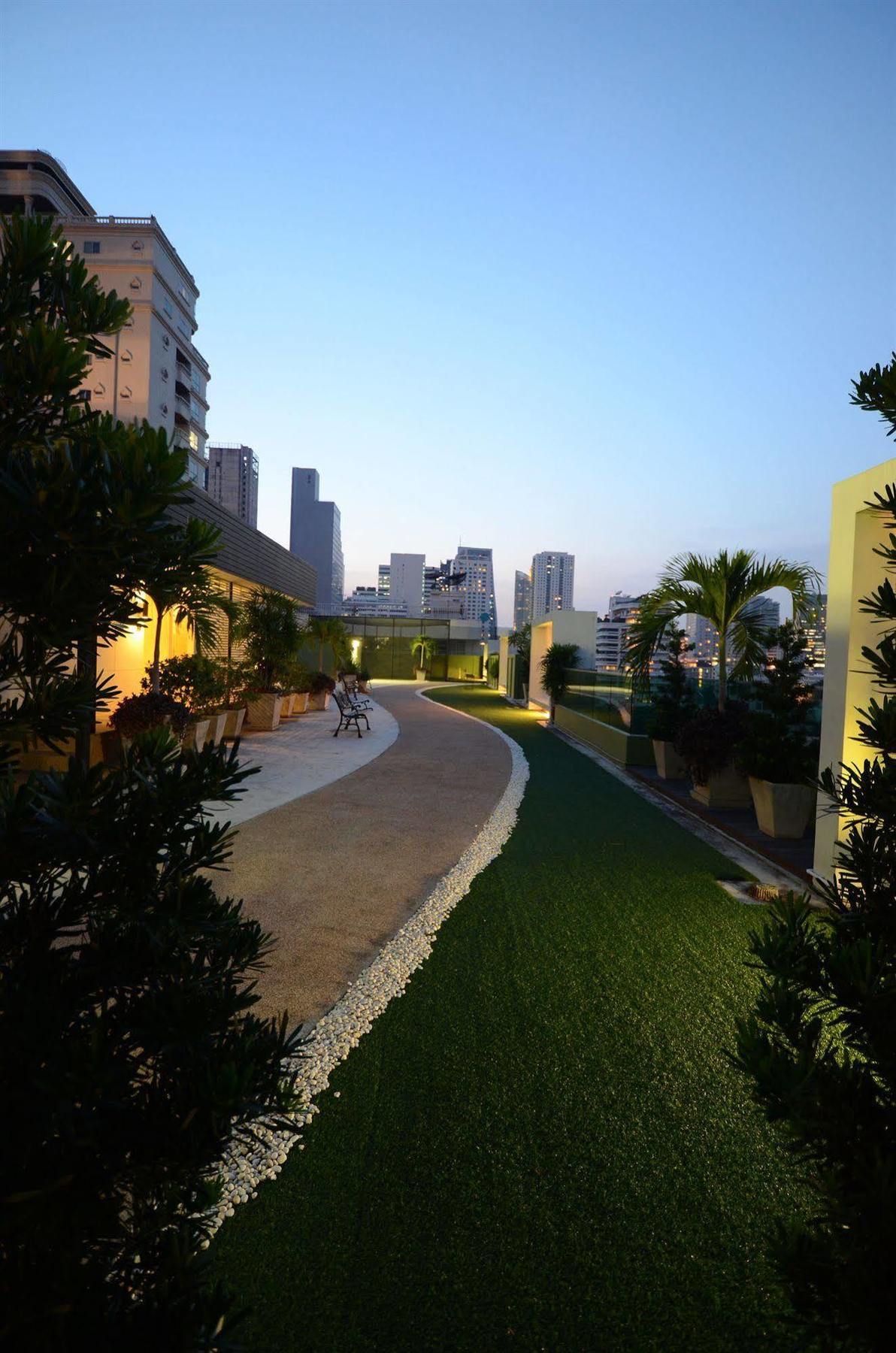 Beverly 33 By Aspira Bangkok Exterior foto